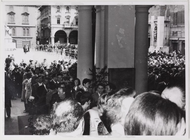 Gattatico-Reggio Emilia, 27-30 marzo 1970, Funerali di Alcide Cervi, lunga coda di persone in attesa di entrare nella camera ardente ad omaggiare la salma di Papà Cervi